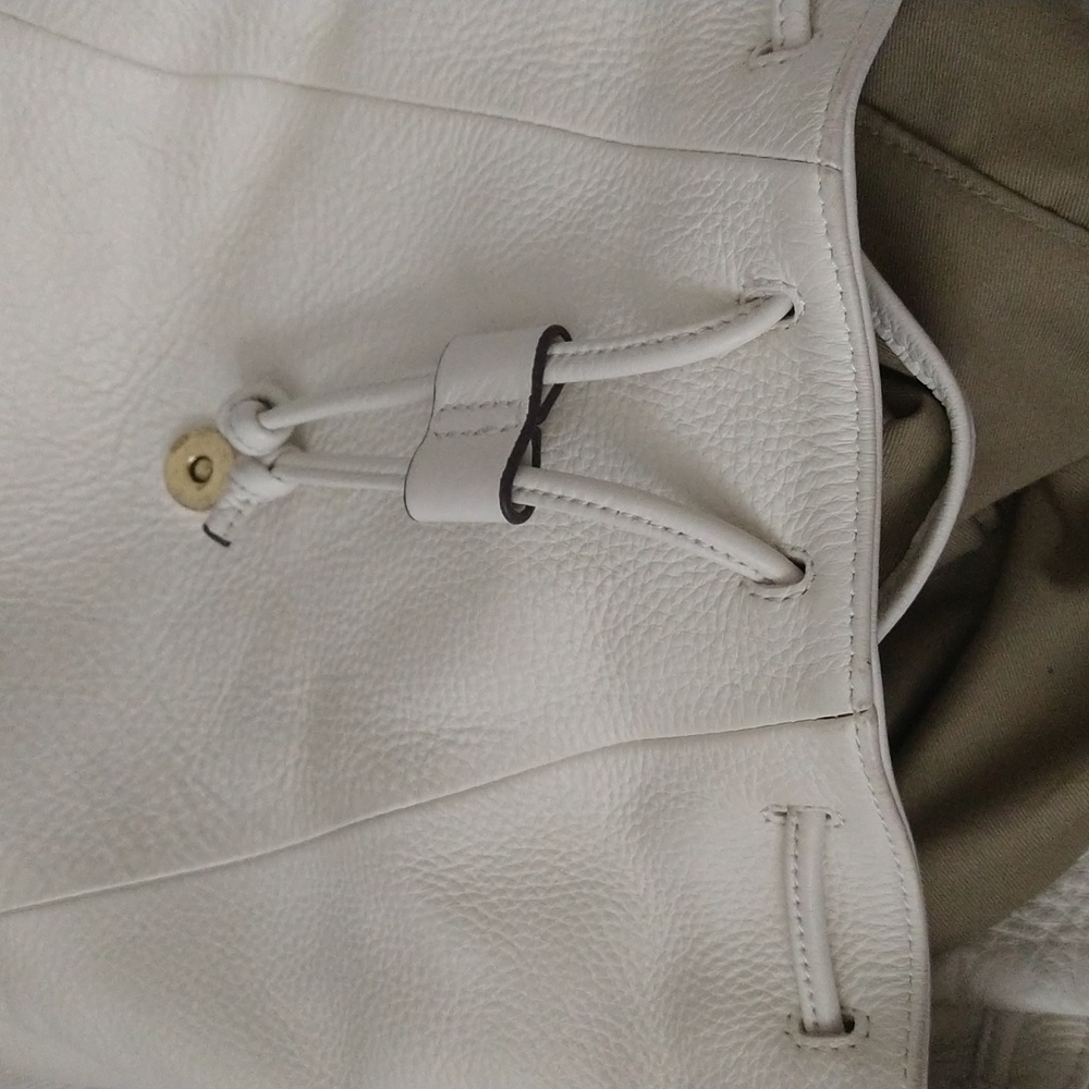 Chic White Leather Hobo Bag with Gold Accents - Picture 14 of 15